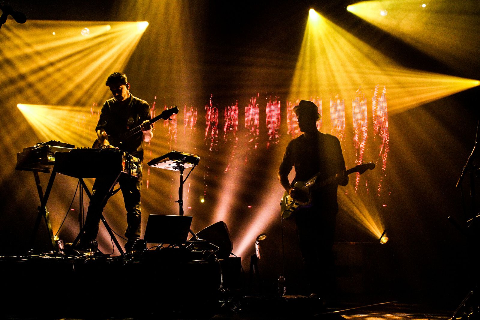 La música electrónica de los 90 fue una época de innovación y experimentación sonora que dejó una marca indeleble en la escena musical global.