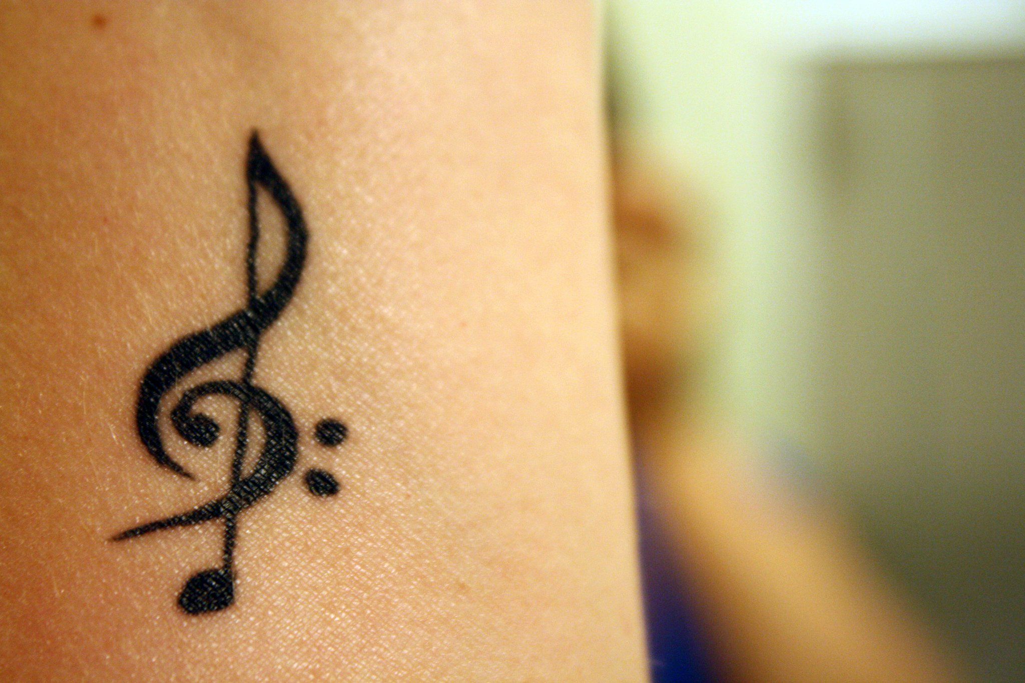 Tatuajes de música originales con los cuales desarrollar tu pasión y creatividad