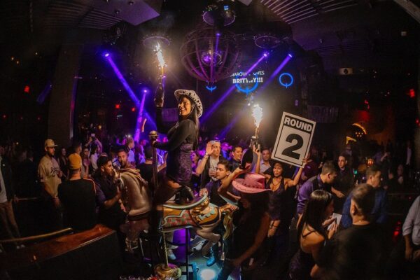 House, afrohouse y electrónica elegante: la música que suena en los clubes de Mykonos