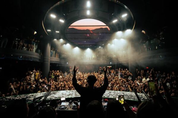 Canciones que SIEMPRE llenan la pista en discotecas de Las Vegas