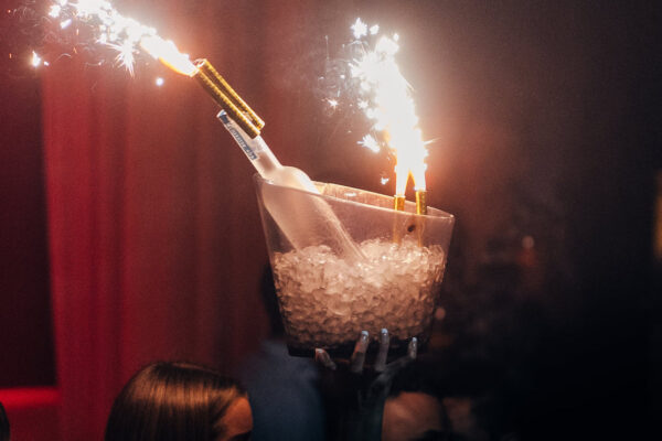 Zona puerto vs Zona Alta: dónde reservar mesa VIP en Barcelona