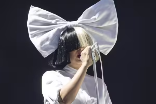 Sia: 30 años de una carrera diferente
