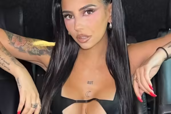 Naiara recupera un clásico de Las Grecas en su nuevo single ‘Celos’